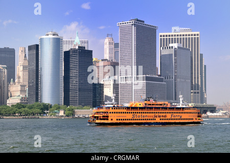 Die Staten Island Ferry übergibt Battery Park als New York Wolkenkratzer Tower im Hintergrund Stockfoto