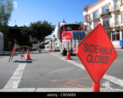 Verkehrszeichen, die vorübergehende Schließung der Seite anzeigen gehen auf Baustelle Betonmischer im Hintergrund, USA, California, Santa Cruz Stockfoto