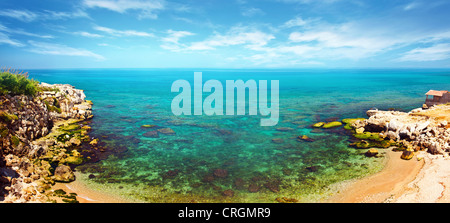 Panorama, blaue Lagune, klaren Wasser des Mittelmeers, romantische Insel mit ruhigen Sandstrand, Vogel-Auge-panorama Stockfoto
