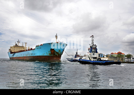 Bulk-Carrier in den Hafen von einem Schlepper, Niederländische Antillen, Willemstad, Curacao, Punda gezogen Stockfoto