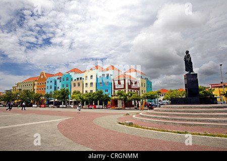 Gedenkstätte und bunte Häuser am Platz Molenplein, Niederländische Antillen, Willemstad, Curacao, Otrabanda Stockfoto