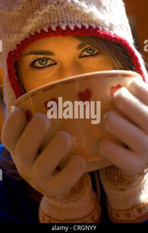 Frau mit Make-up und heiße Schokolade in einer Tasse im winter Stockfoto