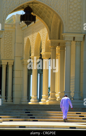 Mann vor Moschee in der Stadt Mascate, Oman, Mascate Stockfoto