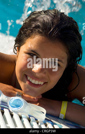 Porträt der attraktive junge Frau am Beckenrand Stockfoto