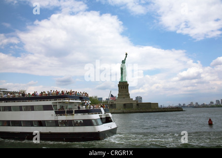 Passagierschiff vor der Statue of Liberty, USA, New York City Stockfoto