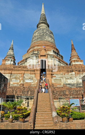 Treppe in die Krypta der großen Chedi Chaya Mongkol, Thailand, Ayutthaya, Wat Yai Chai Mongkon Stockfoto