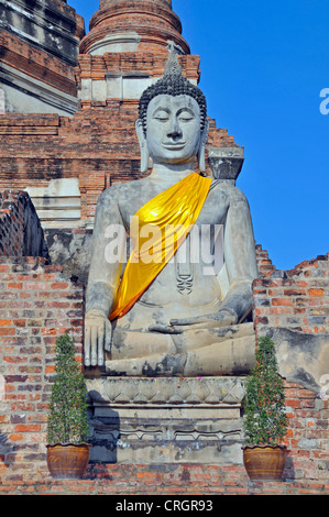 Buddha-Statue vor der großen Chedi Chaya Mongkol, Thailand, Ayutthaya, Wat Yai Chai Mongkon Stockfoto