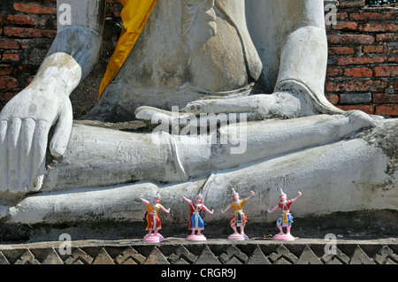 Figuren der Tänzerinnen vor Buddha-Statue, Thailand, Ayutthaya, Wat Yai Chai Mongkon, große Chedi Chaya Mongkol Stockfoto