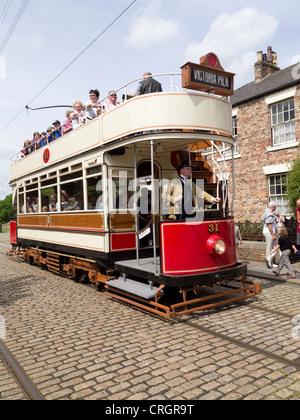 Restaurierte offene gekrönt Doppeldecker Blackpool Straßenbahn Ankunft in der Stadt Beamish Museum of Northern Life Stockfoto