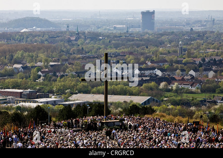 viele Menschen, die Teilnahme an einer Messe auf Vorrat, Haniel, im Hintergrund ein Gasometer, Bottrop, Nordrhein-Westfalen, Deutschland Stockfoto