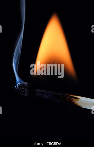 brennendes Zündholz mit blauen Rauch, der Schweiz, Oetwil am See Stockfoto