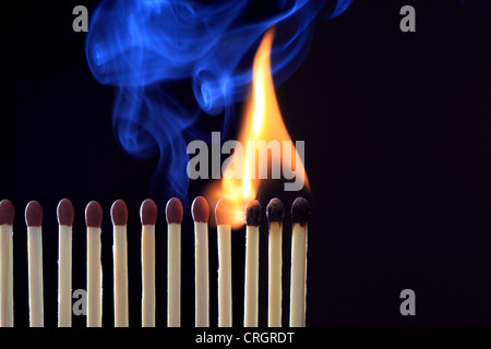 Reihe von Streichhölzern verbrennen Stockfoto