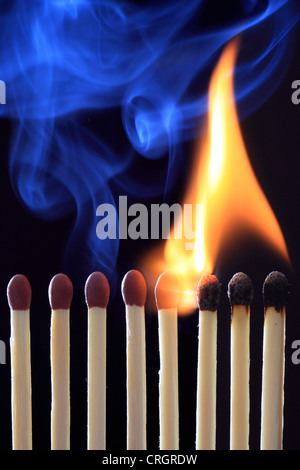 Reihe von Streichhölzern verbrennen Stockfoto