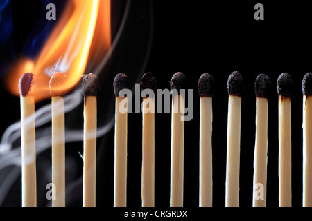 Reihe von Streichhölzern abgebrannt Stockfoto
