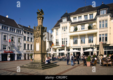 Menschen am Marktplatz von Moers, Deutschland, Nordrhein-Westfalen, Ruhrgebiet, Moers Stockfoto