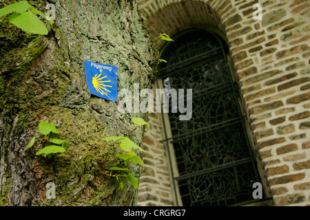 Wegweiser für Augustinerkloster auf dem Weg nach Santiago De Compostela, Deutschland, Nordrhein-Westfalen, Ruhrgebiet, Herdecke Stockfoto