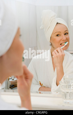 junge Frau im Bad die Zähne putzen Stockfoto