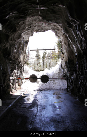 geschlossenen Tunnel und Schnee bedeckt alpinen Hochgebirge Road, Schweiz, Wallis, Sion Stockfoto