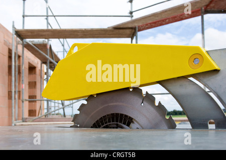 Kreissäge auf der Baustelle, Stockfoto