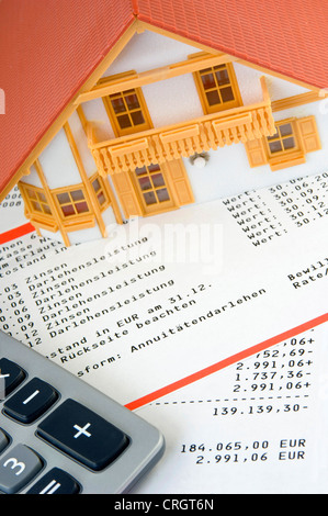 Miniatur-Modell eines Hauses auf Anweisung des Bankkontos Stockfoto
