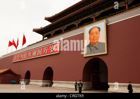Mao Zedongs Porträt auf der Außenwand eines Gebäudes am Platz des himmlischen Friedens, Peking, China, Asien Stockfoto