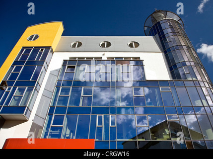 moderne Architektur in Dortmund Innenstadt, Wolken reflektiert in der Verkleidung, Dortmund, Ruhrgebiet, Nordrhein-Westfalen, Deutschland Stockfoto