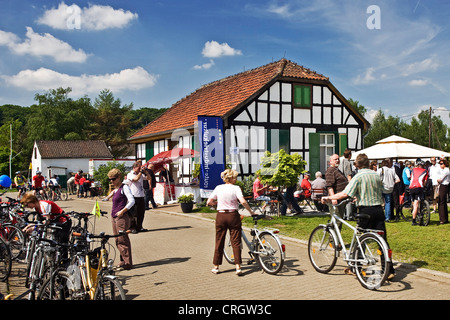 Besucher auf Fahrrad-Festival im alten Fachwerkhaus neben Ruhr Tal Radweg, Deutschland, Nordrhein-Westfalen, Ruhrgebiet, Witten Stockfoto