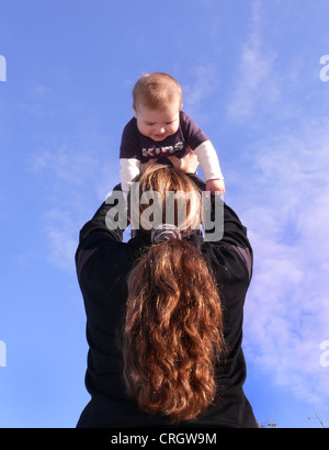 Mutter halten Baby in die Luft Stockfoto