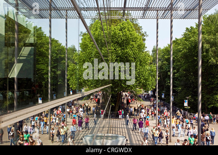 eine Menge Leute vor der Ruhrfestspielehaus bei der Eröffnung der Ruhrfestspiele, Deutschland, Nordrhein-Westfalen, Ruhrgebiet, Recklinghausen Stockfoto