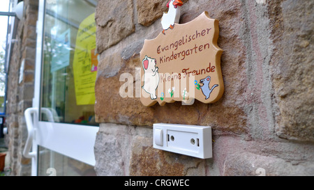 elektrische Klingel in einem kindergarten Stockfoto