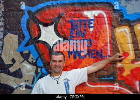Mann stand vor Graffiti, Deutschland Stockfoto