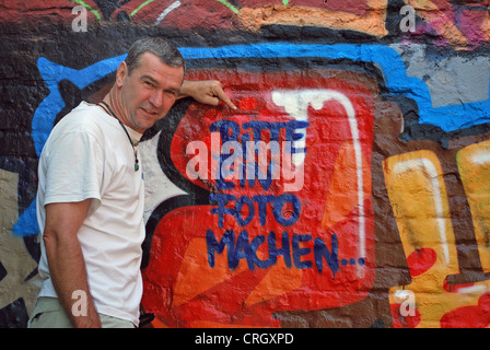 Mann stand vor Graffiti, Deutschland Stockfoto