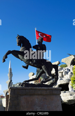 Statue von Atatürk auf einem Pferderücken mit der türkischen Flagge auf dem Stadtplatz, Belek, Antalya, Türkei Stockfoto