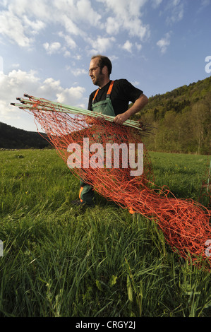 Neckar-Tal Schäfer Aufbau einer mobilen Elektrozaun, Deutschland Stockfoto