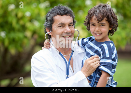 Hausarzt, stehend mit einem Kind Stockfoto