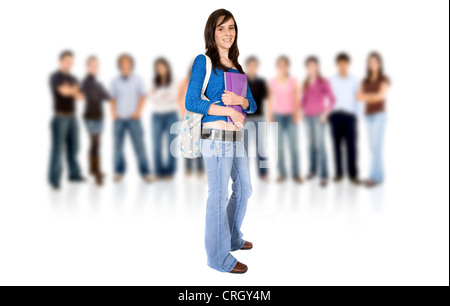 junge lächelnde Schülerin stehend mit einer Tasche und Buch vor einer Gruppe von Studenten Stockfoto