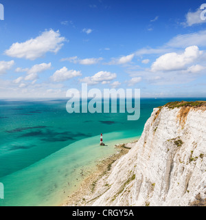 Die berühmten rot-weiß gestreifte Leuchtturm am Fuße der Kreide Klippen bei Beachy Head, Sussex, England Stockfoto