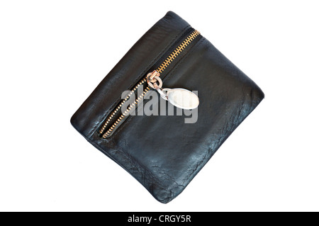 Alte Leder-Portemonnaie mit Reißverschluss entpackt, isoliert auf einem weißen Hintergrund. Stockfoto