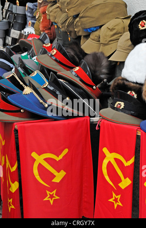 Berlin, Deutschland. Souvenir-Stall in der Nähe von Checkpoint Charlie mit kommunistisch inspirierten souvenirs Stockfoto