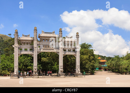 Touristen am Haupttor des Po Lin Monastery auf Lantau Island, Hong Kong. Stockfoto