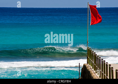 Rote Warnung Flagge an einem Strand Urlaub Stockfoto