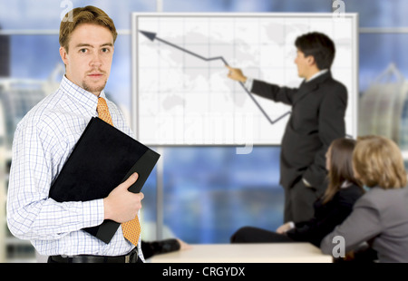 junge Unternehmer bei der Präsentation von einem Flussdiagramm auf einer Weltkarte zeigt steil nach oben Stockfoto