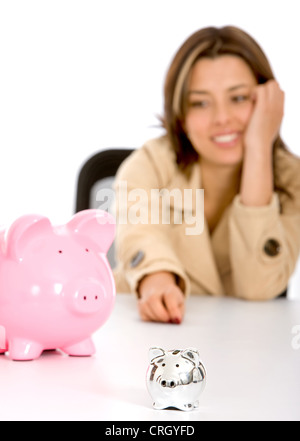 Business-Frau starrte ein paar Sparschweine Stockfoto