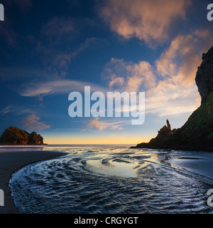 Letztes Licht am Piha Beach, an Aucklands Westküste Stockfoto