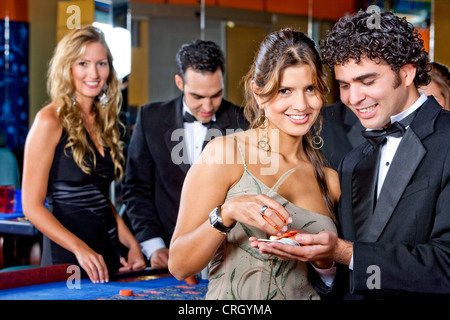elegante Paar mit Token in das Casino beim Roulette Wetten Stockfoto