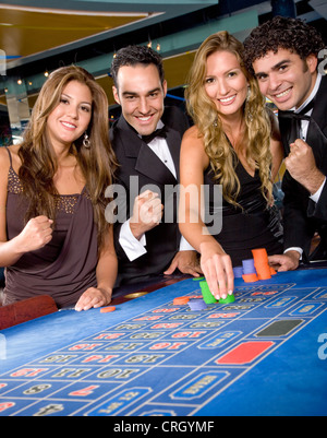 Gruppe von Casino-Spieler beim Roulette beendet Stockfoto