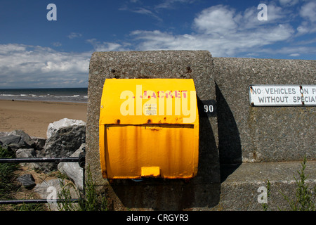 bunte UK Strand Stadtmöbel vor einem tiefblauen Himmel Stockfoto