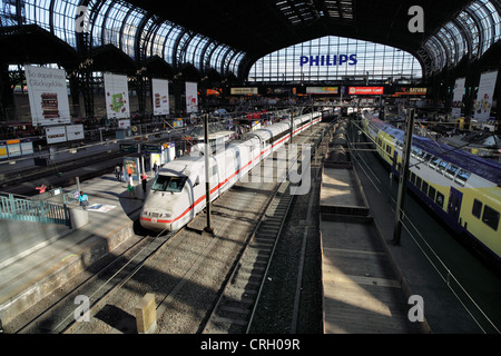 Eine Inter City Express (ICE) Zug Ankunft am Hamburger Hauptbahnhof, Deutschland. Stockfoto