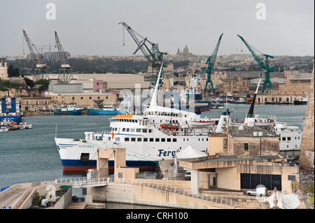 Der Grand Harbour in Valletta, Malta. Die Frachtfähre MV Azzurra, die der türkischen Firma Fergun Ferries gehört Stockfoto