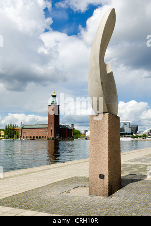 Solboten-Statue auf der Insel Riddarholmen mit Stockholm Rathaus im Hintergrund, Stockholm, Schweden Stockfoto